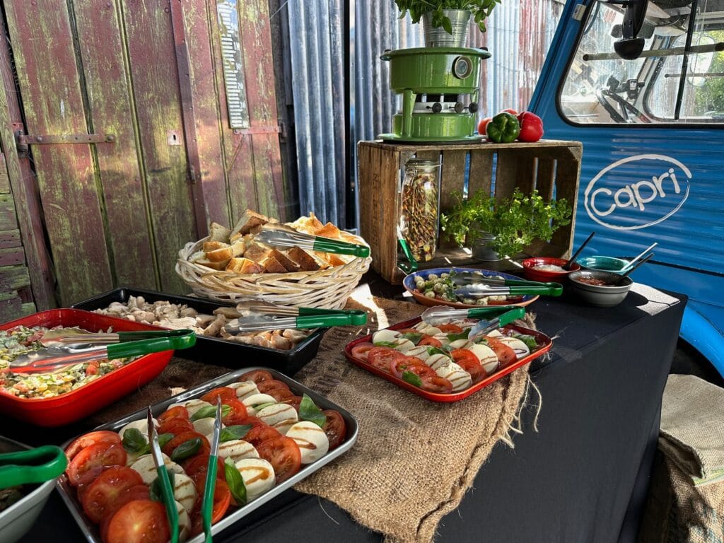 Vers Italiaans buffet van Capri Culinair met Caprese salades, broden en sauzen bij de blauwe foodtruck.