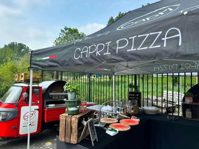 Pizza catering als lunch op je bedrijf, heerlijk om even met alle medewerkers samen van een pizza lunch te genieten, gecombineerd met een salade bar, alles dagelijks vers gemaakt! #pizzafoodtruck #pizzacatering #foodtruckcatering #pizzalunch #foodtruck #cateringaalsmeer #cateringschiphol #capripizza