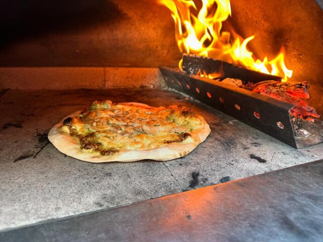 Een lekkere verse pizza uit de houtoven op je zomerborrel, met diverse foodtrucks kan Capri Culinair je bedrijfsfeest verzorgen, met lekkere hapjes, verse pizza en een dessert, vraag snel naar de mogelijkheden. #zomerborrel #bouwborrel #bedrijfsfeest #personeelsfeest #vrijmibo #capriculinair #pizza #pizzafoodtruck #pizzacatering