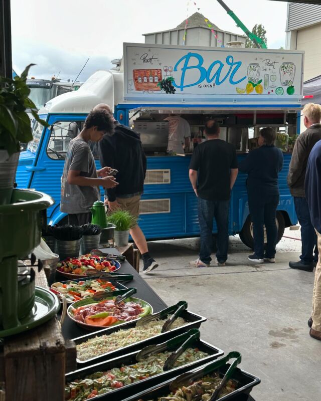 Weer een leuk foodtruck festival mogen verzorgen op een bedrijfsfeest, met 3 trucks de pizza, salade bar , ijs en drankjes verzorgd. Ook iets te vieren, vraag snel naar de mogelijkheden. #pizzafoodtruck #foodtruckfestivalopjebedrijf #foodtruckcatering #bedrijfsfeest #drankenfoodtruck #capriculinair #personeelsfeest