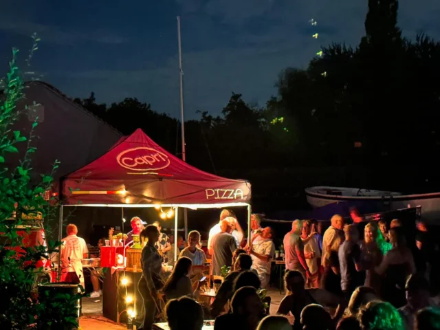 Een mooi bedrijfsfeest mogen verzorgen voor jachthaven de Koenen, ruim 150 gasten mogen verzorgen met diverse foodtrucks, DJ booth, en aankleding. #bedrijfsfeest #bedrijfsjubileum #capriculinair #personeelsborrel #zomerborrel #foodtruckfestival #pizzafoodtruck #pizzacatering