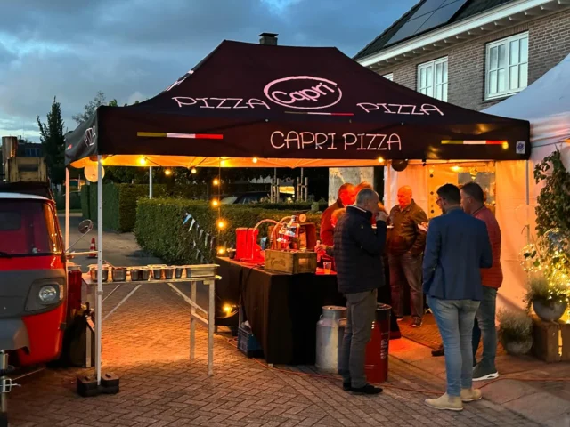 Pizza catering aan huis, met onze pizza foodtruck met hout gestookte oven verzorgt Capri Culinair diverse cateringen op elke locatie, gecombineerd met een verse salade bar, antipasti en een heerlijk dessert. Vraag snel naar de mogelijkheden.#pizzacatering #pizzafoodtruck #bedrijfsfeest #bruiloft #winterborrel #personeelsfeest