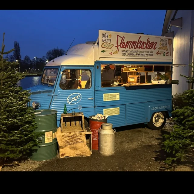 Nog enkele plekjes voor onze flammkuchen foodtruck in de maand december, van een flammkuchen catering tot een totaal verzorgd kerstfeest. Vraag vrijblijvend naar de mogelijkheden. #flammkuchenfoodtruck #foodtruckcatering #flammkuchen #bedrijfsfeest #kerstborrel #kerstfeest #capriculinair #personeelsfeest